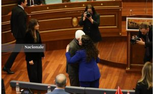 MOMENTI: Albin Kurti ia kthen shpinën dhe nuk shkon të përshëndetet me Vjosa Osmanin në seancë